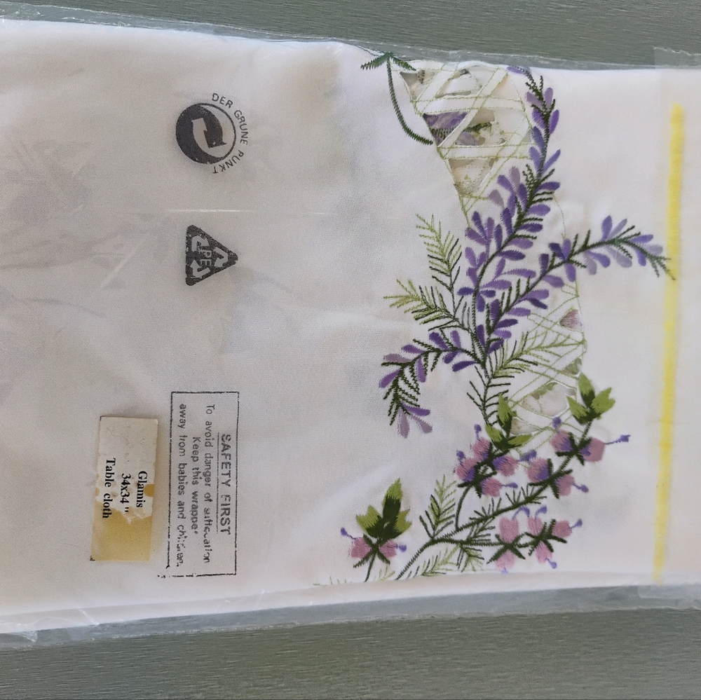 Vintage Floral Tablecloth - Picture 2 of 3